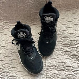 Nike Team Hustle Basketball Shoes Size 4Y